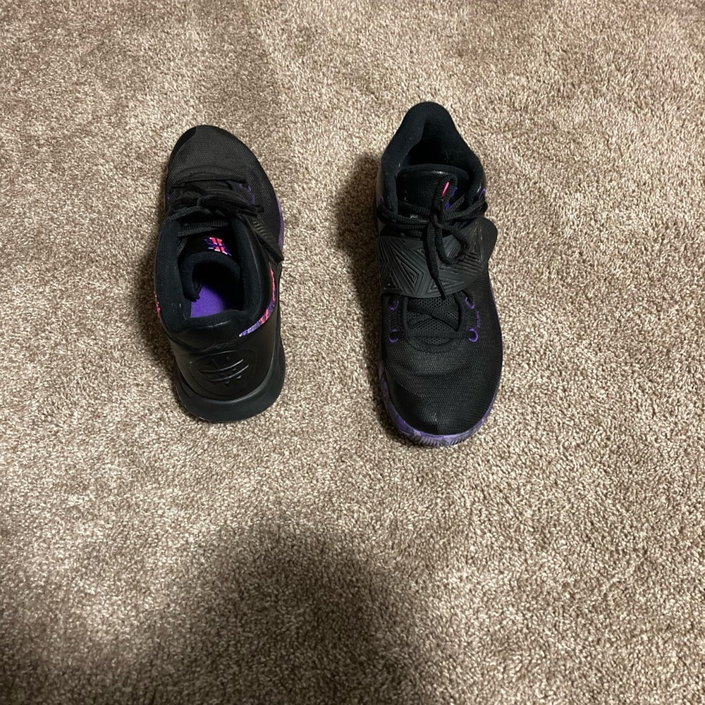 I’m selling these shoes that are to small and I have a lot of diffent pair